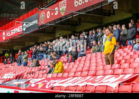 Sheffield, Großbritannien. 05. Aug. 2023. Stuttgart-Fans beim Sheffield United FC vs VfB Stuttgart FC Pre-Season Friendly Match in Bramall Lane, Sheffield, Großbritannien am 5. August 2023 Credit: Every second Media/Alamy Live News Stockfoto