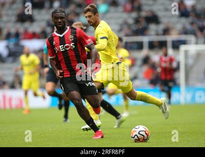 OGC Nice's Terem Boffi während des Sela-Cup-Spiels zwischen OCG Nice und Villareal CF in St. James's Park, Newcastle, Samstag, den 5. August 2023. (Foto: Michael Driver | MI News) Guthaben: MI News & Sport /Alamy Live News Stockfoto