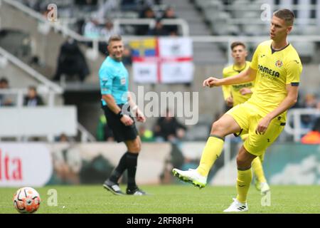 Juan Foyth von Villarreal während des Sela Cup-Spiels zwischen OCG Nice und Villareal CF in St. James's Park, Newcastle, Samstag, den 5. August 2023. (Foto: Michael Driver | MI News) Guthaben: MI News & Sport /Alamy Live News Stockfoto