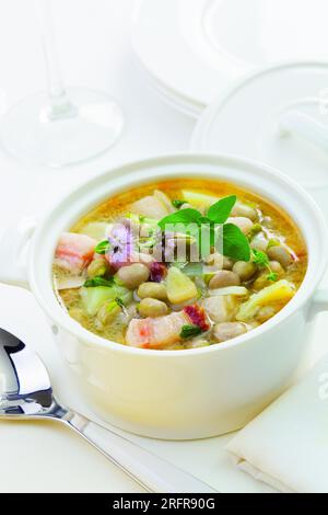 Schüssel Minestrone Suppe mit dicken Bohnen und Gemüse Stockfoto