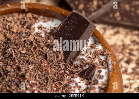 Joghurt aus Sahne mit Schokoladenstücken und Krümeln, hausgemachter Joghurt aus Milchprodukten mit Milchschokolade Stockfoto