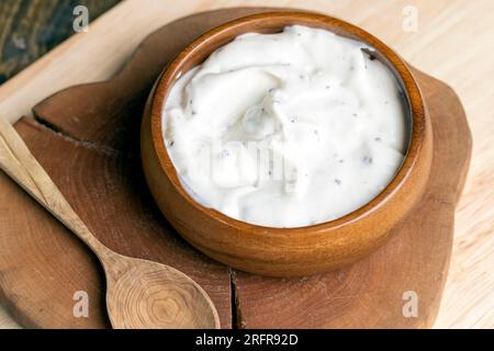 Joghurt aus Sahne mit Schokoladenstücken und Krümeln, hausgemachter Joghurt aus Milchprodukten mit Milchschokolade Stockfoto