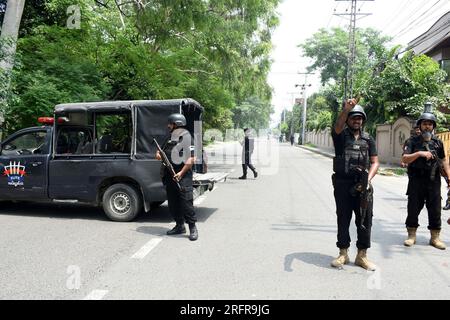 Lahore, Pakistan. 5. Aug. 2023. Polizisten stehen in der Nähe der Residenz des ehemaligen pakistanischen Premierministers Imran Khan in Lahore, Pakistan, am 5. August 2023 Wache. Die islamabad-Polizei Pakistans verhaftete den ehemaligen Ministerpräsidenten Imran Khan am Samstag von seinem Wohnsitz in der östlichen Stadt Lahore aus, nachdem ihn ein örtliches Gericht zu einer Freiheitsstrafe von drei Jahren verurteilt hatte, weil er seine finanziellen Vermögenswerte versteckt hatte. Der Medienflügel der Khans Partei Pakistan Tehreek-e-Insaf (PTI) erzählte Xinhua, dass der ehemalige Premierminister verhaftet wurde, nachdem das Gericht Haftbefehle für Khan erlassen hatte. Kredit: Sajjad/Xinhua/Alamy Live News Stockfoto