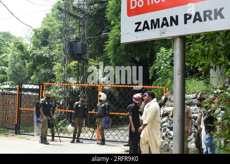 Lahore, Pakistan. 5. Aug. 2023. Polizisten stehen in der Nähe der Residenz des ehemaligen pakistanischen Premierministers Imran Khan in Lahore, Pakistan, am 5. August 2023 Wache. Die islamabad-Polizei Pakistans verhaftete den ehemaligen Ministerpräsidenten Imran Khan am Samstag von seinem Wohnsitz in der östlichen Stadt Lahore aus, nachdem ihn ein örtliches Gericht zu einer Freiheitsstrafe von drei Jahren verurteilt hatte, weil er seine finanziellen Vermögenswerte versteckt hatte. Der Medienflügel der Khans Partei Pakistan Tehreek-e-Insaf (PTI) erzählte Xinhua, dass der ehemalige Premierminister verhaftet wurde, nachdem das Gericht Haftbefehle für Khan erlassen hatte. Kredit: Sajjad/Xinhua/Alamy Live News Stockfoto