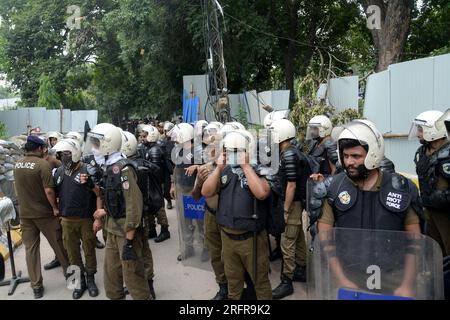 Lahore, Pakistan. 5. Aug. 2023. Polizisten stehen in der Nähe der Residenz des ehemaligen pakistanischen Premierministers Imran Khan in Lahore, Pakistan, am 5. August 2023 Wache. Die islamabad-Polizei Pakistans verhaftete den ehemaligen Ministerpräsidenten Imran Khan am Samstag von seinem Wohnsitz in der östlichen Stadt Lahore aus, nachdem ihn ein örtliches Gericht zu einer Freiheitsstrafe von drei Jahren verurteilt hatte, weil er seine finanziellen Vermögenswerte versteckt hatte. Der Medienflügel der Khans Partei Pakistan Tehreek-e-Insaf (PTI) erzählte Xinhua, dass der ehemalige Premierminister verhaftet wurde, nachdem das Gericht Haftbefehle für Khan erlassen hatte. Kredit: Sajjad/Xinhua/Alamy Live News Stockfoto