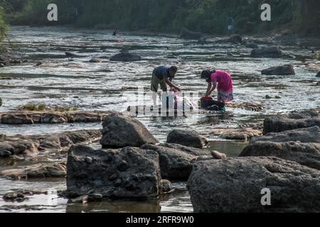 Bogor, Indonesien - 05. August 2023: Aktivitäten von Einwohnern in Bogor, Wäsche waschen im Fluss Stockfoto