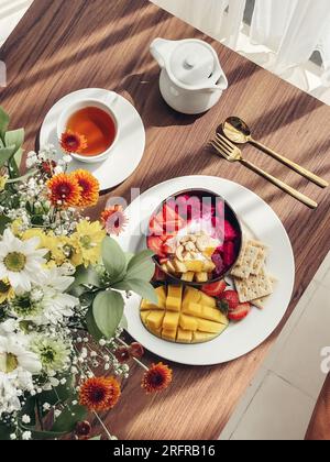 Smoothie-Schüssel mit Mango, Erdbeere, Drachenfrucht und Cashew in Kokosnussschale, Draufsicht Stockfoto