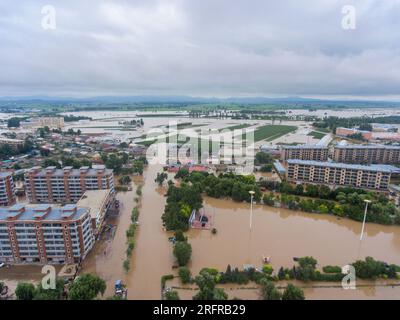 (230805) -- HARBIN, 5. August 2023 (Xinhua) -- Dieses Luftfoto wurde am 5. August 2023 aufgenommen und zeigt Überschwemmungsgebiete im Bezirk Yanshou in Harbin, Nordostchina, Provinz Heilongjiang. Ausgelöst durch sintflutartige Regenfälle in der Stadt Mudanjiang und der Provinzhauptstadt Harbin, haben die Wasserstände einiger Flüsse hier den Warnwasserstand überschritten. Rettungsteams, darunter örtliche Feuerwehrleute und Waldbrandwehrleute, wurden entsandt, um bei der Rettung und Hilfe zu helfen. Die 24-Stunden-Patrouillen auf den Dämmen wurden durchgeführt, um Risiken zu kontrollieren, und die Überschwemmungen der Einwohner wurden wieder durchgeführt Stockfoto