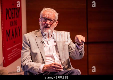 Edinburgh, Vereinigtes Königreich. 05. August 2023, Abgebildet: Jeremy Corbyn. Der ehemalige Labour-Führer Jeremy Corbyn MP und der berühmte Gewerkschafter Len McCluskey werden vom LBC-Moderator Iain Dale am Edinburgh Fringe interviewt. Während des Interviews beschuldigte McCluskey Keir Starmer, die Vereinbarung, Corbyn in der Labour Party zu behalten, nicht einzuhalten. Jeremy Corbyn wurde ausgefragt, ob er als unabhängiger Kandidat in seinem Wahlkreis auftreten wird, und antwortete mit „Pass auf diesen Raum auf“. Kredit: Rich Dyson/Alamy Live News Stockfoto