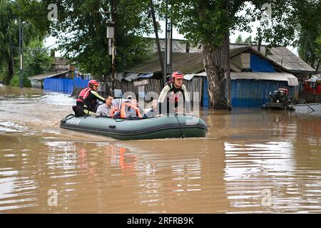 (230805) -- HARBIN, 5. August 2023 (Xinhua) -- Feuerwehrleute verlegen gestrandete Einwohner in der Provinz Yanshou in Harbin, nordöstlich Chinas Provinz Heilongjiang, 5. August 2023. Ausgelöst durch sintflutartige Regenfälle in der Stadt Mudanjiang und der Provinzhauptstadt Harbin, haben die Wasserstände einiger Flüsse hier den Warnwasserstand überschritten. Rettungsteams, darunter örtliche Feuerwehrleute und Waldbrandwehrleute, wurden entsandt, um bei der Rettung und Hilfe zu helfen. Die 24-Stunden-Patrouillen auf den Dämmen wurden durchgeführt, um die Risiken zu kontrollieren, und die Überschwemmungen, von denen die Bewohner betroffen waren, wurden umgesiedelt Stockfoto