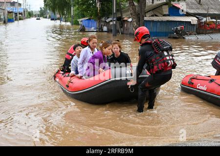 (230805) -- HARBIN, 5. August 2023 (Xinhua) -- Feuerwehrleute verlegen gestrandete Einwohner in der Provinz Yanshou in Harbin, nordöstlich Chinas Provinz Heilongjiang, 5. August 2023. Ausgelöst durch sintflutartige Regenfälle in der Stadt Mudanjiang und der Provinzhauptstadt Harbin, haben die Wasserstände einiger Flüsse hier den Warnwasserstand überschritten. Rettungsteams, darunter örtliche Feuerwehrleute und Waldbrandwehrleute, wurden entsandt, um bei der Rettung und Hilfe zu helfen. Die 24-Stunden-Patrouillen auf den Dämmen wurden durchgeführt, um die Risiken zu kontrollieren, und die Überschwemmungen, von denen die Bewohner betroffen waren, wurden umgesiedelt Stockfoto