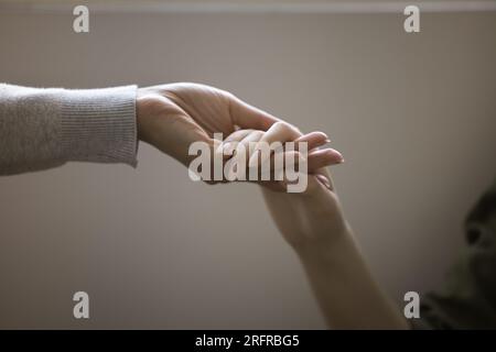 Frau und Teenager, die Hand halten, kurz vor der Aufnahme Stockfoto