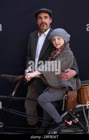 Vater und Tochter posieren auf Retro-Bike beim Tweed Run in London, 2019, Großbritannien. Stockfoto