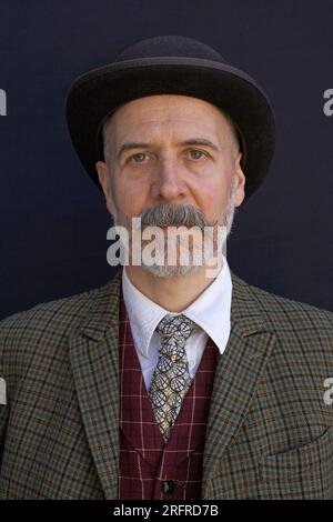 Ein Mann, der im Oldtimer-Outfit beim Tweed Run in London, 2019, Großbritannien, tätig ist Stockfoto