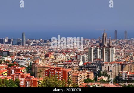 Luftaufnahme der wunderschönen Stadt Barcelona bei sonnigem Wetter Stockfoto