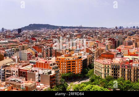 Luftaufnahme der wunderschönen Stadt Barcelona bei sonnigem Wetter Stockfoto