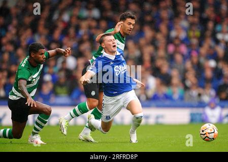 Nathan Patterson von Everton reagiert auf eine Herausforderung von Pedro Goncalves von Sporting CP während des Vorsaison-freundlichen Spiels im Goodison Park, Liverpool. Foto: Samstag, 5. August 2023. Stockfoto