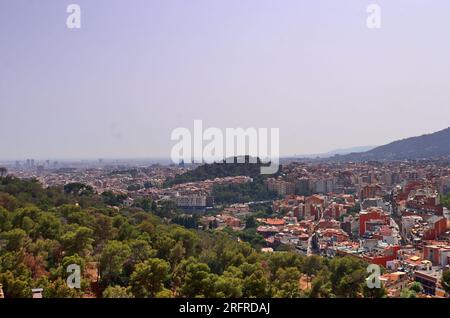 Luftaufnahme der wunderschönen Stadt Barcelona bei sonnigem Wetter Stockfoto