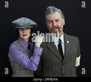 Ein Paar in Tweed-Kleidung posiert beim Tweed Run, London, Großbritannien Stockfoto