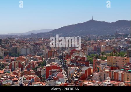 Luftaufnahme der wunderschönen Stadt Barcelona bei sonnigem Wetter Stockfoto