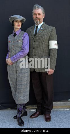 Ein Paar in Tweed-Kleidung posiert beim Tweed Run, London, Großbritannien Stockfoto