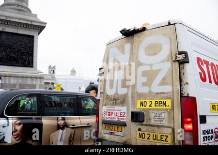 London, Großbritannien. 05. Aug. 2023. Ein Lieferwagen mit "No ULEZ" an der Hintertür. Demonstranten versammelten sich im Zentrum Londons, um gegen die Presse vor der Erweiterung der ULEZ durch den Londoner Bürgermeister Sadiq Khan zu protestieren. Kredit: SOPA Images Limited/Alamy Live News Stockfoto