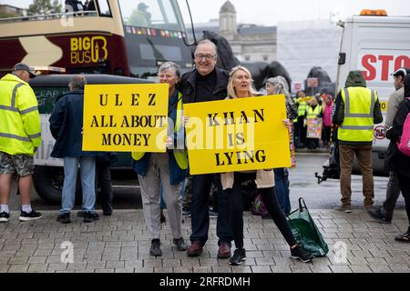 London, Großbritannien. 05. Aug. 2023. Demonstranten sahen, wie sie Photso mit Howard Cox machten, einem Gründer der Kampagne Fair Fuel UK und einem Kandidaten des Londoner Bürgermeisters für die ehemalige Brexit-Partei Reform UK. Demonstranten versammelten sich im Zentrum Londons, um gegen die Presse vor der Erweiterung der ULEZ durch den Londoner Bürgermeister Sadiq Khan zu protestieren. Kredit: SOPA Images Limited/Alamy Live News Stockfoto