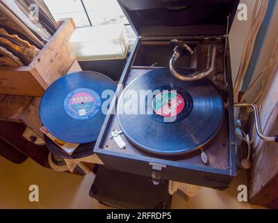 Grammophon, Uhrwerk, Aufzug, mit Schallplatten, Herberton, Australien. Stockfoto