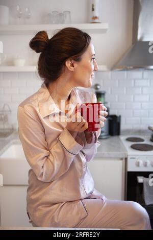 Frau mit Frühstück in der Küche Stockfoto