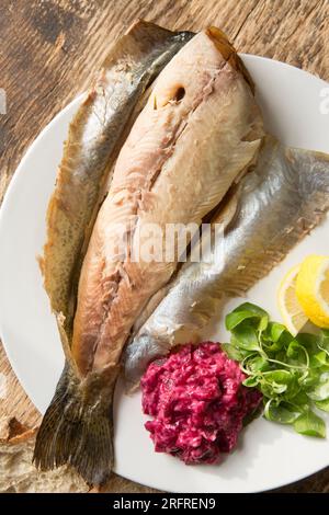 Heiße geräucherte Regenbogenforelle, Oncoryhnchus mykiss, serviert mit Meerrettich- und Rote-Bete-Sauce, Lammsalat und Zitronenscheiben. England GB Stockfoto