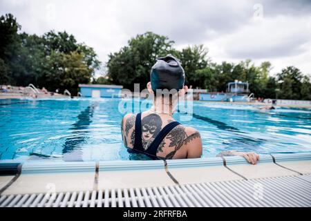 Berlin, Deutschland. 05. Aug. 2023. Am Rand des Pools am Kreuzberg-Sommerpool wird ein Bad eingelegt. Kredit: Carsten Koall/dpa/Alamy Live News Stockfoto