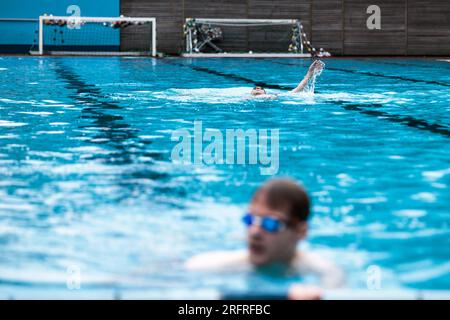 Berlin, Deutschland. 05. Aug. 2023. Badende können im Kreuzberg-Sommerpool schwimmen. Kredit: Carsten Koall/dpa/Alamy Live News Stockfoto