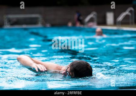 Berlin, Deutschland. 05. Aug. 2023. Badende können im Kreuzberg-Sommerpool schwimmen. Kredit: Carsten Koall/dpa/Alamy Live News Stockfoto