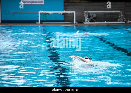 Berlin, Deutschland. 05. Aug. 2023. Badende können im Kreuzberg-Sommerpool schwimmen. Kredit: Carsten Koall/dpa/Alamy Live News Stockfoto