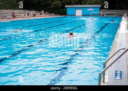 Berlin, Deutschland. 05. Aug. 2023. Badende können im Kreuzberg-Sommerpool schwimmen. Kredit: Carsten Koall/dpa/Alamy Live News Stockfoto