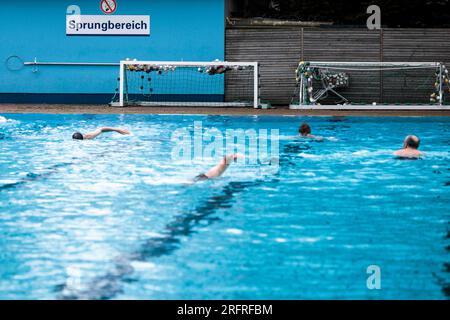 Berlin, Deutschland. 05. Aug. 2023. Badende können im Kreuzberg-Sommerpool schwimmen. Kredit: Carsten Koall/dpa/Alamy Live News Stockfoto