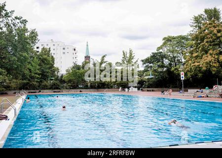 Berlin, Deutschland. 05. Aug. 2023. Badende können im Kreuzberg-Sommerpool schwimmen. Kredit: Carsten Koall/dpa/Alamy Live News Stockfoto