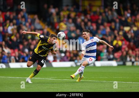 5. August 2023: Vicarage Road, Watford, Hertfordshire, England; EFL Championship Football, Watford gegen Queens Park Rangers; Paul Smyth von Queens Park Rangers als Zeichen von James Morris von Watford Stockfoto