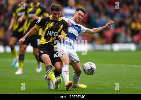 5. August 2023: Vicarage Road, Watford, Hertfordshire, England; EFL Championship Football, Watford gegen Queens Park Rangers; James Morris von Watford herausgefordert von Paul Smyth von Queens Park Rangers Stockfoto