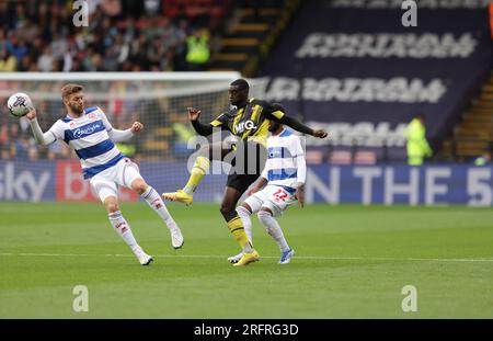 5. August 2023: Vicarage Road, Watford, Hertfordshire, England; EFL Championship Football, Watford gegen Queens Park Rangers; Sam Field of Queens Park Rangers fordert Ken Sema von Watford heraus Stockfoto