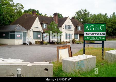 Ascot, Berkshire, Großbritannien. 4. August 2023. Das ehemalige Loch Fyne Seafood and Grill Restaurant in Ascot, Berkshire, ist jetzt mit Brettern besetzt und der kostenlose Parkplatz steht zum Verkauf. Das Loch Fyne Restaurant in Ascot wurde im August 2018 eröffnet, ist jetzt aber endgültig geschlossen. Das Loch Fyne Restaurant in Wokingham wurde ebenfalls vor ein paar Monaten geschlossen. Loch Fyne gehört der Kneipenkette Greene King. Laut ihrer Website bleiben ihre anderen Restaurants in Edinburgh, Portsmouth, Woburn und York geöffnet. Kredit: Maureen McLean/Alamy Live News Stockfoto