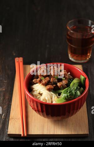 Mie Ayam, beliebtes indonesisches Street Food mit Nudeln, Huhn und grünem Gemüse mit köstlicher Brühe Stockfoto