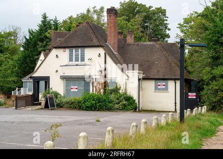 Ascot, Berkshire, Großbritannien. 4. August 2023. Das ehemalige Loch Fyne Seafood and Grill Restaurant in Ascot, Berkshire, ist jetzt mit Brettern besetzt und der kostenlose Parkplatz steht zum Verkauf. Das Loch Fyne Restaurant in Ascot wurde im August 2018 eröffnet, ist jetzt aber endgültig geschlossen. Das Loch Fyne Restaurant in Wokingham wurde ebenfalls vor ein paar Monaten geschlossen. Loch Fyne gehört der Kneipenkette Greene King. Laut ihrer Website bleiben ihre anderen Restaurants in Edinburgh, Portsmouth, Woburn und York geöffnet. Kredit: Maureen McLean/Alamy Live News Stockfoto