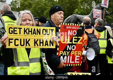 London, Großbritannien. Hunderte Aktivisten versammelten sich am Trafalgar Square, um gegen den Bürgermeister von London, Sadiq Khans ULEZ-Expansionsplan, zu protestieren, bevor es am 29. August 2023 in Kraft tritt. Kredit: michael melia/Alamy Live News Stockfoto
