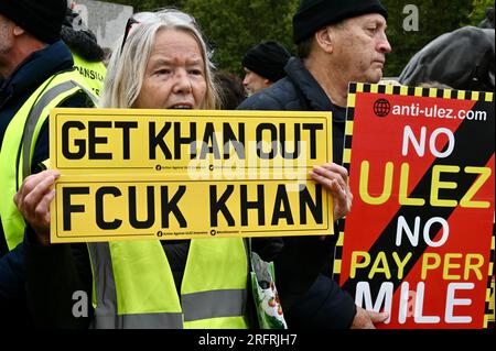 London, Großbritannien. Hunderte Aktivisten versammelten sich am Trafalgar Square, um gegen den Bürgermeister von London, Sadiq Khans ULEZ-Expansionsplan, zu protestieren, bevor es am 29. August 2023 in Kraft tritt. Kredit: michael melia/Alamy Live News Stockfoto