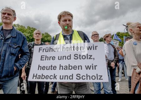 Berlin, Deutschland. 5. Aug. 2023. Ein bemerkenswertes Banner lautete: "Wir hatten Ehre und Stolz, jetzt haben wir Habeck und Scholz", eine explizite Kritik an der gegenwärtigen deutschen Regierung unter Kanzler Olaf Scholz und Vizekanzler Robert Habeck. (Kreditbild: © Michael Kuenne/PRESSCOV via ZUMA Press Wire) NUR REDAKTIONELLE VERWENDUNG! Nicht für den kommerziellen GEBRAUCH! Stockfoto