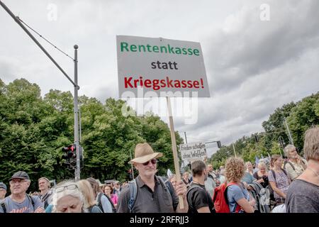 Berlin, Deutschland. 5. Aug. 2023. Die Demonstranten argumentieren, dass die Regierung anstatt in militärische Hilfe oder Kriegsführung zu investieren, dem Wohlergehen ihrer Bürger, insbesondere der älteren Menschen, Vorrang einräumen sollte, indem sie den Pensionsfonds stärkt. (Kreditbild: © Michael Kuenne/PRESSCOV via ZUMA Press Wire) NUR REDAKTIONELLE VERWENDUNG! Nicht für den kommerziellen GEBRAUCH! Stockfoto