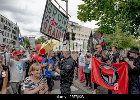 Berlin, Deutschland. 05. Aug. 2023. Die Demonstranten der Querdener brachten auch ihre Desillusionierung über das aktuelle politische Klima zum Ausdruck, mit Slogans wie "Politiker sind Lügner, auch Medien" und "Grüne Politik ist das neue Braun", wobei Letzteres den Glauben nahe legt, dass die Politik der Grünen mit rechtsgerichteten Ideologien übereinstimmt. (Foto: Michael Kuenne/PRESSCOV/Sipa USA) Guthaben: SIPA USA/Alamy Live News Stockfoto