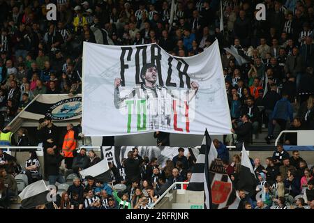 Die Fans von Newcastle winken eine Flagge, die der neuen Unterzeichnung des Sandro Tonali von Newcastle United während des Sela Cup Spiels zwischen Newcastle United und ACF Fiorentina in St. gewidmet ist James's Park, Newcastle, Samstag, den 5. August 2023. (Foto: Michael Driver | MI News) Guthaben: MI News & Sport /Alamy Live News Stockfoto