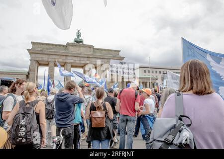 Berlin, Deutschland. 05. Aug. 2023. Die Querdenbewegung, die seit Beginn der COVID-19-Pandemie aktiv ist, ist ein lautstarker Kritiker des Krisenmanagements der deutschen Regierung. Eine Mischung aus Verschwörungstheorien, libertären Forderungen und Antiimpfungen hat die Proteste der Gruppe oft geprägt. (Foto: Michael Kuenne/PRESSCOV/Sipa USA) Guthaben: SIPA USA/Alamy Live News Stockfoto